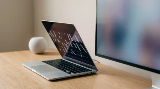 Close-up comparison showing text clarity difference between MacBook Retina display and external monitor