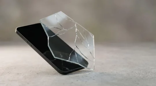 Smartphone with security vulnerability warning in minimalist setting